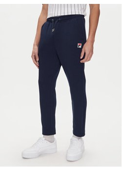 Fila Spodnie dresowe Lobbes FAM0922 Granatowy Tapered Fit ze sklepu MODIVO w kategorii Spodnie męskie - zdjęcie 179134866