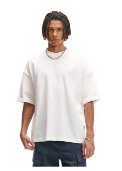 Cropp - Biały basicowy T-shirt o kroju boxy - biały ze sklepu Cropp w kategorii T-shirty męskie - zdjęcie 179179825