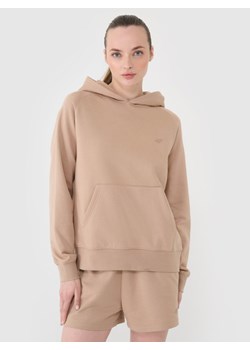 Damska bluza dresowa nierozpinana z kapturem 4F 4FWSS25TSWSF1542 - beżowa ze sklepu Sportstylestory.com w kategorii Bluzy damskie - zdjęcie 179216686