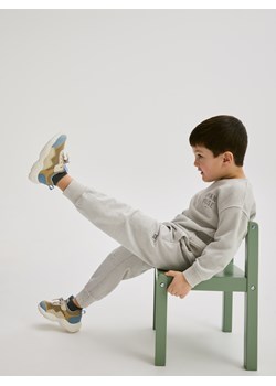 Reserved - Bawełniane joggery z kieszeniami - jasnoszary ze sklepu Reserved w kategorii Spodnie chłopięce - zdjęcie 179218465