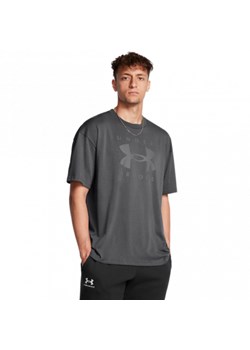 Męski t-shirt z nadrukiem Under Armour UA M Hw Os Branded Ss - szary ze sklepu Sportstylestory.com w kategorii T-shirty męskie - zdjęcie 179231737