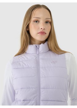 Damski bezrękawnik puchowy pikowany 4F 4FWSS25TVJAF181 - fioletowy ze sklepu Sportstylestory.com w kategorii Kamizelki damskie - zdjęcie 179273605