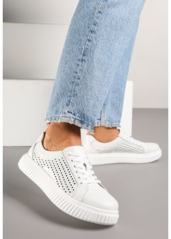 Białe Sneakersy w Stylu Tenisówek ze Skóry Naturalnej Zdobione Perforacją Falenisa ze sklepu born2be.pl w kategorii Buty sportowe damskie - zdjęcie 179275607