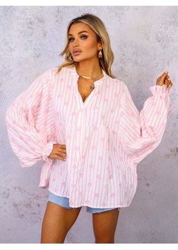 BLUZKA KOSZULOWA OVERSIZE W PASKI I KWIATY- JASNORÓŻOWA ze sklepu olika.com.pl w kategorii Koszule damskie - zdjęcie 179288067