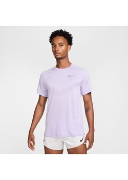 Męska koszulka z krótkim rękawem do biegania Dri-FIT ADV Nike Stride - Fiolet ze sklepu Nike poland w kategorii T-shirty męskie - zdjęcie 179308506