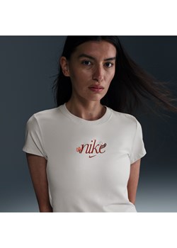 Damski T-shirt z grafiką o dopasowanym kroju Nike Sportswear Chill Knit - Brązowy ze sklepu Nike poland w kategorii Bluzki damskie - zdjęcie 179308539