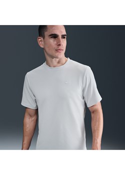 Męska uniwersalna koszulka z krótkim rękawem Dri-FIT Nike Primary - Szary ze sklepu Nike poland w kategorii T-shirty męskie - zdjęcie 179308986