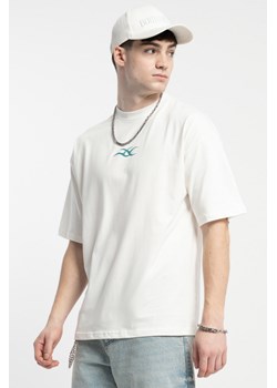 Kremowy t-shirt w stylu collage z grafiką z tyłu, kolor - kremowy, rozmiar - 146 ze sklepu REPORTER w kategorii T-shirty chłopięce - zdjęcie 179330969