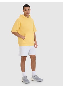 Męska bluza dresowa z krótkim rękawem 4F 4FWSS25TSWSM1538 - żółta ze sklepu Sportstylestory.com w kategorii Bluzy męskie - zdjęcie 179341589