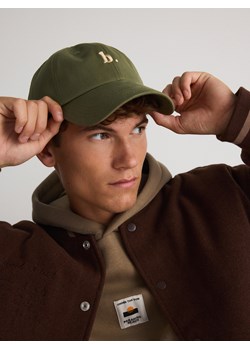 Reserved - Czapka baseball z haftem - oliwkowy ze sklepu Reserved w kategorii Czapki z daszkiem męskie - zdjęcie 179360427