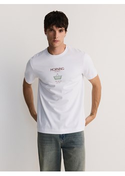 Reserved - T-shirt regular fit z nadrukiem - biały ze sklepu Reserved w kategorii T-shirty męskie - zdjęcie 179375687
