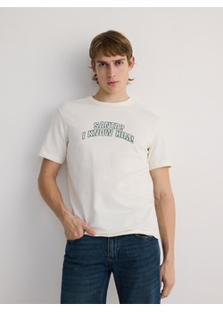 Reserved - T-shirt regular ze świątecznym napisem - złamana biel ze sklepu Reserved w kategorii T-shirty męskie - zdjęcie 179377749
