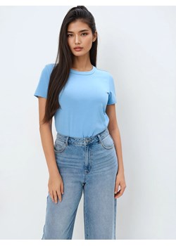 Mohito - Błękitny t-shirt basic - niebieski ze sklepu Mohito w kategorii Bluzki damskie - zdjęcie 179439247