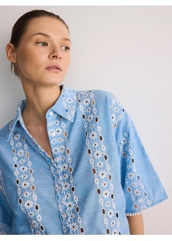 Reserved - Krótka koszula z ażurowym haftem - jasnoniebieski ze sklepu Reserved w kategorii Koszule damskie - zdjęcie 179447347