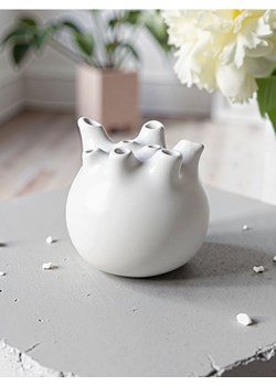 Sinsay - Wazon ceramiczny z ośmioma otworami o różnej średnicy - biały ze sklepu Sinsay w kategorii Wazony - zdjęcie 179484367