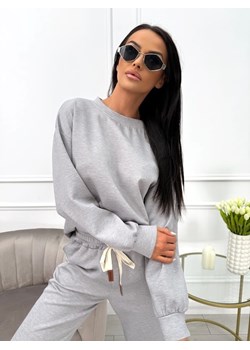 Szara Bluza z Naszywką ze sklepu ModnaKiecka.pl w kategorii Bluzy damskie - zdjęcie 179602036