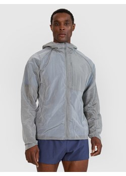 Męska kurtka do biegania 4F Ultralight 4FWSS25TTJAM698 - szara ze sklepu Sportstylestory.com w kategorii Kurtki męskie - zdjęcie 179633016