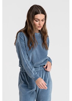 Welurowa bluza z wypustką - niebieska ze sklepu Cudmoda w kategorii Bluzy damskie - zdjęcie 179651465