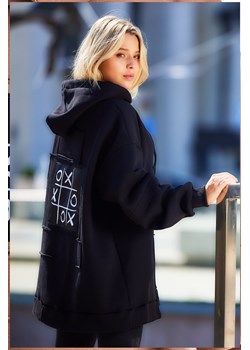Bluza damska z ozdobnymi naszywkami - czarna ze sklepu Cudmoda w kategorii Bluzy damskie - zdjęcie 179651617