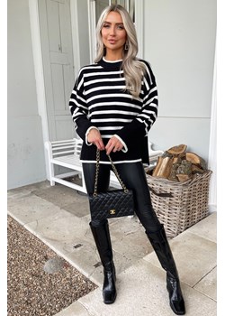 Sweter w paski z opuszczoną linią ramienia - czarny ze sklepu Cudmoda w kategorii Swetry damskie - zdjęcie 179651798