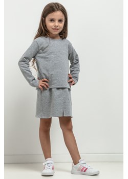 Krótka bluza dresowa dla dziewczynki - jasnoszara ze sklepu Cudmoda w kategorii Bluzy dziewczęce - zdjęcie 179651987