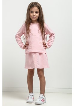 Krótka bluza dresowa dla dziewczynki - jasnoróżowa ze sklepu Cudmoda w kategorii Bluzy dziewczęce - zdjęcie 179651989