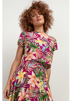 Lekki top z wiskozy z nadrukiem - liście na fioletowym tle - id: 2026787 - marki Tessita - 179652857 Lekki top z wiskozy z nadrukiem - liście na fioletowym tle ze sklepu Cudmoda w kategorii Bluzki damskie - zdjęcie 179652857