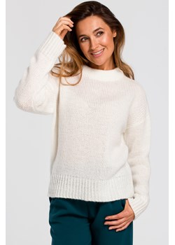 Krótki sweter o luźnym splocie - ecru ze sklepu Cudmoda w kategorii Swetry damskie - zdjęcie 179652967