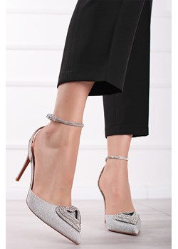 Brokatowe czółenka slingback na cienkim obcasie Madison - srebrne ze sklepu Cudmoda w kategorii Czółenka - zdjęcie 179653299