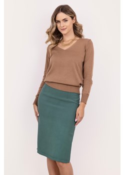 Dzianinowy sweter z dekoltem w serek – mocca ze sklepu Cudmoda w kategorii Swetry damskie - zdjęcie 179654019