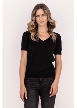 Dzianinowy t-shirt z dekoltem V - czarny ze sklepu Cudmoda w kategorii Bluzki damskie - zdjęcie 179654126