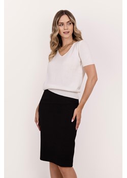 Dzianinowy t-shirt z dekoltem V - ecru ze sklepu Cudmoda w kategorii Bluzki damskie - zdjęcie 179654127