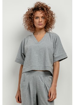 Szeroka bluza z krótkim rękawem i dekoltem V - jasnoszara ze sklepu Cudmoda w kategorii Bluzy damskie - zdjęcie 179654539