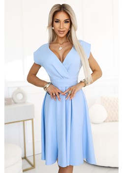 Rozkloszowana sukienka z dekoltem i paskiem - błękitna - id: 2031098 - marki Numoco - 179654799 Rozkloszowana sukienka z dekoltem i paskiem - błękitna ze sklepu Cudmoda w kategorii Sukienki - zdjęcie 179654799
