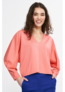 Bluzka oversize z dekoltem V - koralowa ze sklepu Cudmoda w kategorii Bluzki damskie - zdjęcie 179654838