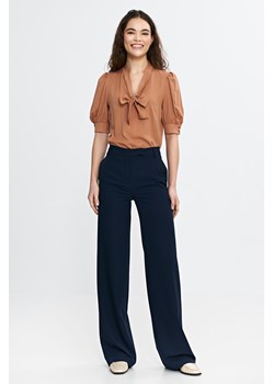 Spodnie z nogawkami typu bootcut - granatowe ze sklepu Cudmoda w kategorii Spodnie damskie - zdjęcie 179654846