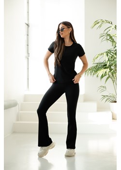 Dopasowane legginsy prążkowane z nogawką typu bootcut - czarne ze sklepu Cudmoda w kategorii Spodnie damskie - zdjęcie 179654857