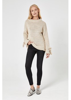 Sweter z wiązanymi rękawami - beżowy ze sklepu Cudmoda w kategorii Swetry damskie - zdjęcie 179655268