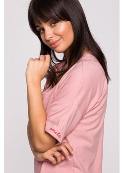 T-shirt oversize z okrągłym dekoltem - różowy ze sklepu Cudmoda w kategorii Bluzki damskie - zdjęcie 179655399
