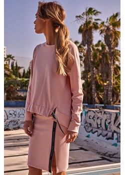 Bluza z klamerkami i lampasami - cukierkowo-różowa ze sklepu Cudmoda w kategorii Bluzy damskie - zdjęcie 179655447