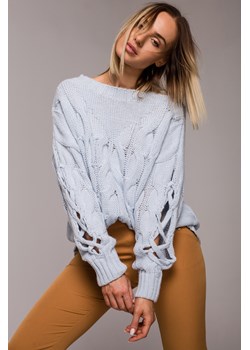 Sweter z dziurami na rękawach - błękitny ze sklepu Cudmoda w kategorii Swetry damskie - zdjęcie 179655906