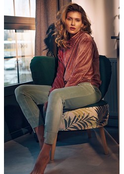 Welurowa bluza z kapturem - różowa ze sklepu Cudmoda w kategorii Bluzy damskie - zdjęcie 179656586