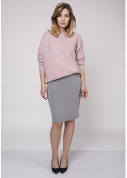 Sweter oversize z dekoltem w łódkę - różowy ze sklepu Cudmoda w kategorii Swetry damskie - zdjęcie 179656769