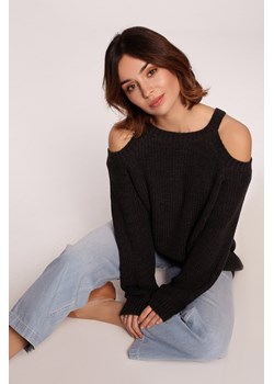 Sweter z wycięciami na ramionach - grafitowy ze sklepu Cudmoda w kategorii Swetry damskie - zdjęcie 179656775