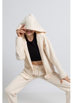 Bluza z kapturem bez zapięcia - waniliowa ze sklepu Cudmoda w kategorii Bluzy damskie - zdjęcie 179656877