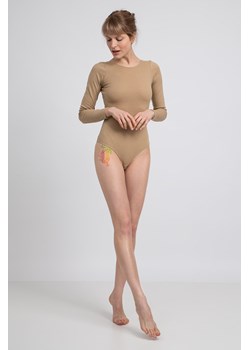 Body prążkowane z długimi rękawami - cappuccino ze sklepu Cudmoda w kategorii Bluzki damskie - zdjęcie 179656885