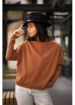 Bluza z dekoltem z tyłu - kamelowa ze sklepu Cudmoda w kategorii Bluzy damskie - zdjęcie 179657078