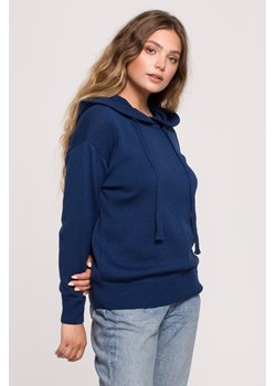 Sweter damski z kapturem - granatowy ze sklepu Cudmoda w kategorii Bluzy damskie - zdjęcie 179657158