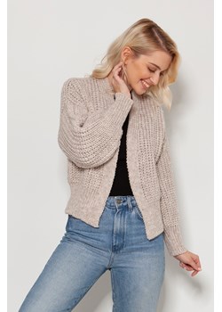 Krótki sweter bez zapięcia - beżowy ze sklepu Cudmoda w kategorii Swetry damskie - zdjęcie 179657509