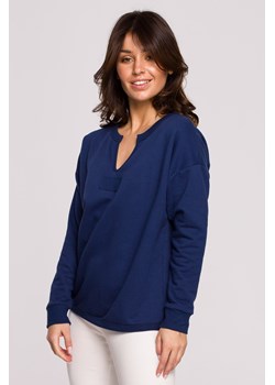 Bluza z wycięciem w dekolcie - atramentowa ze sklepu Cudmoda w kategorii Bluzy damskie - zdjęcie 179657597